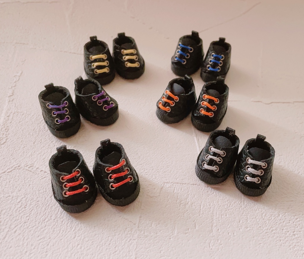 シンプル黒スニーカー