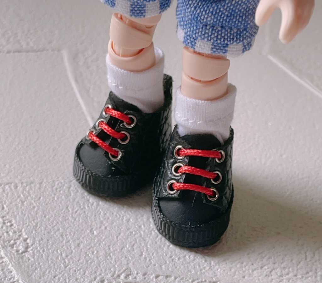 シンプル黒スニーカー