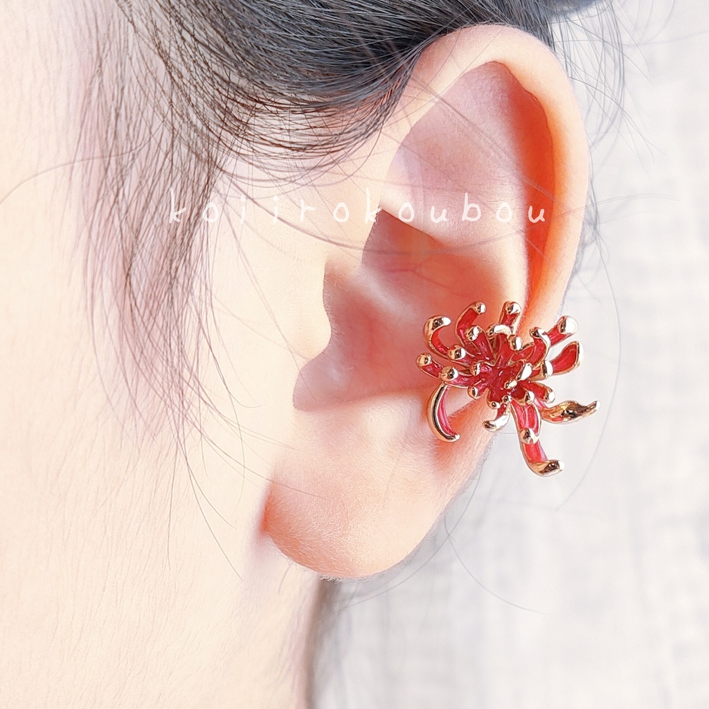 青い彼岸花のイヤーカフ