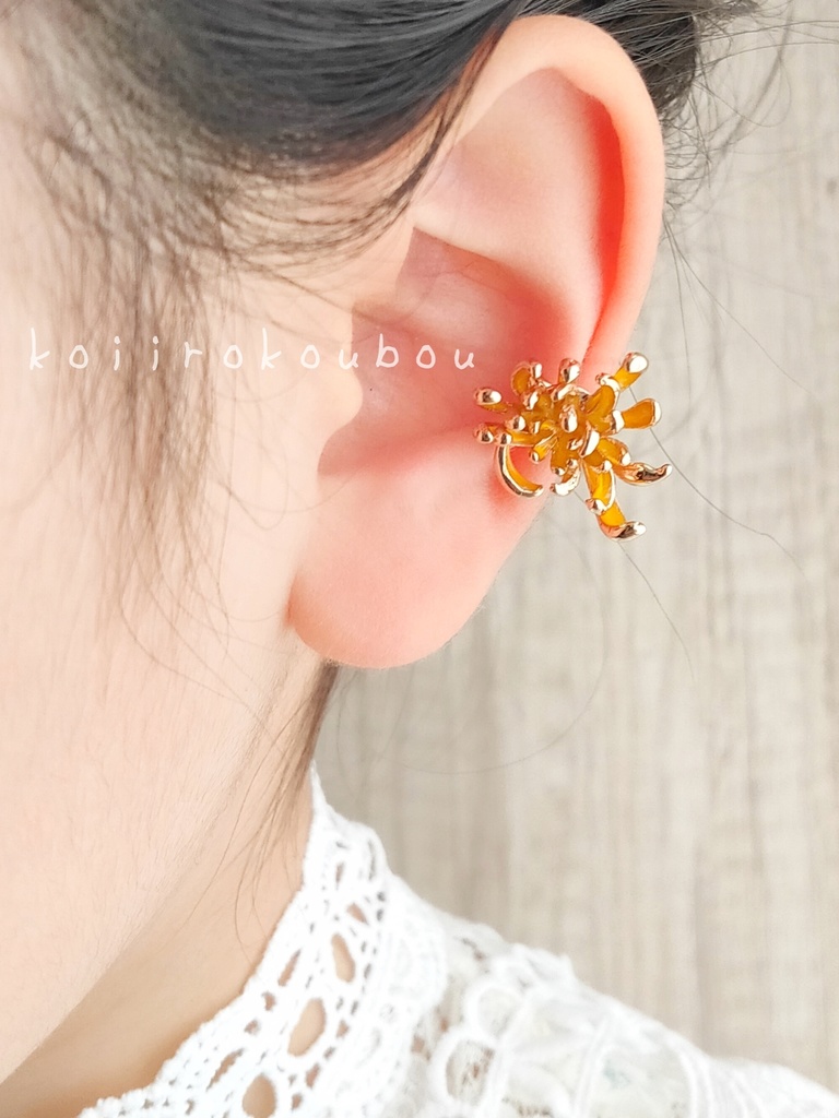 青い彼岸花のイヤーカフ