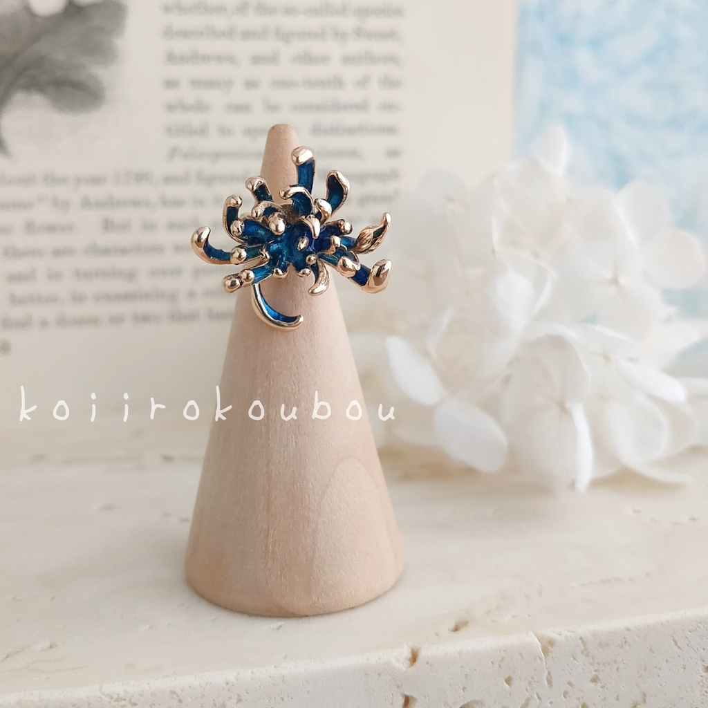 青い彼岸花のイヤーカフ