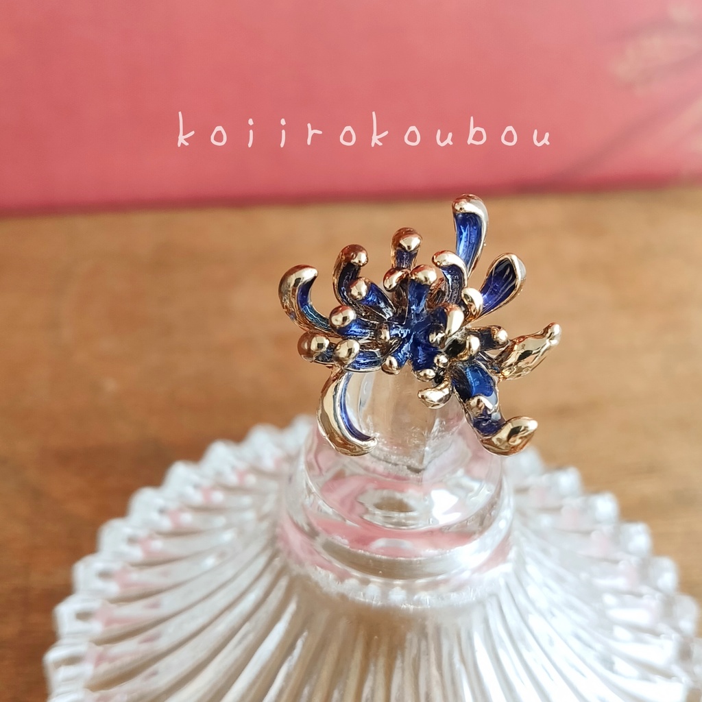 青い彼岸花のイヤーカフ