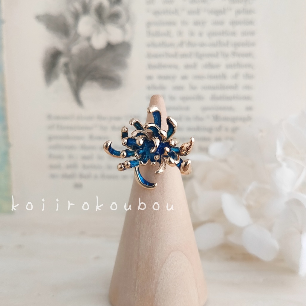 青い彼岸花のイヤーカフ