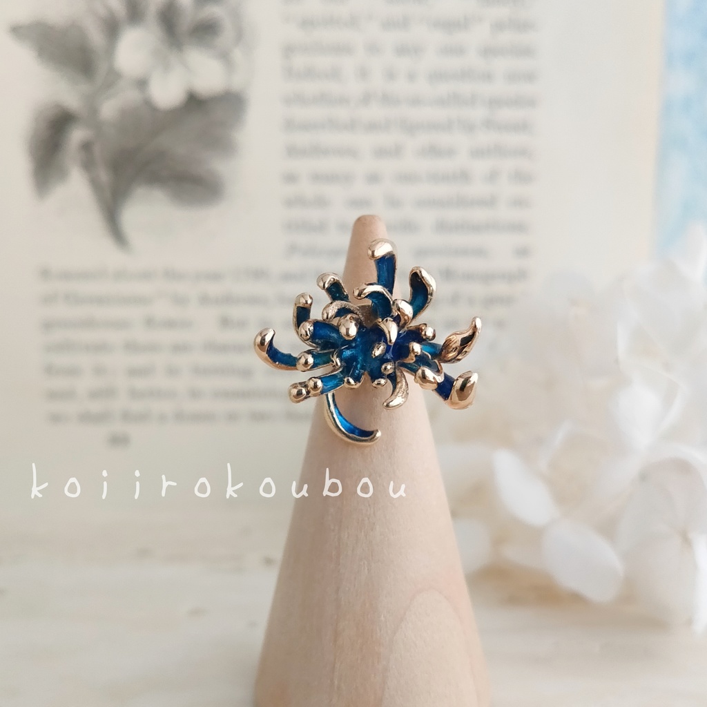 青い彼岸花のイヤーカフ