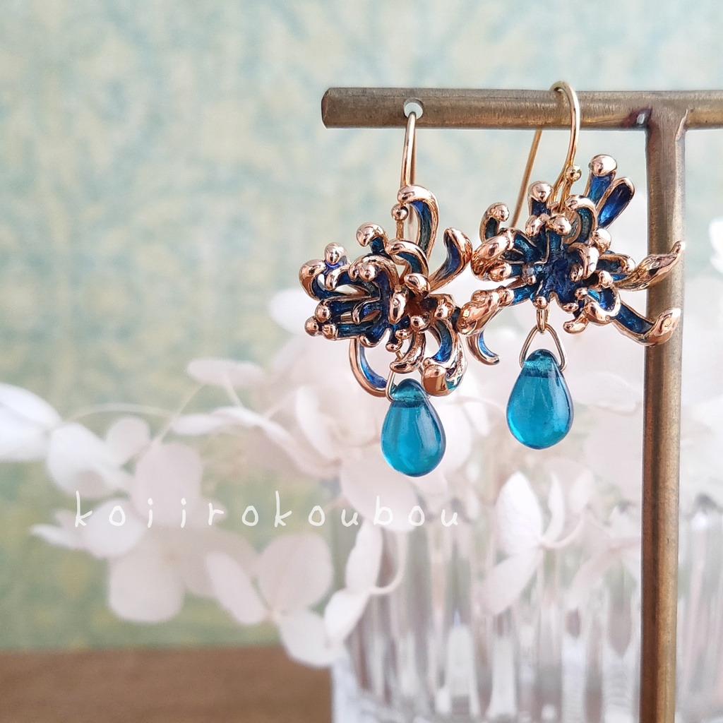 青い彼岸花のピアス