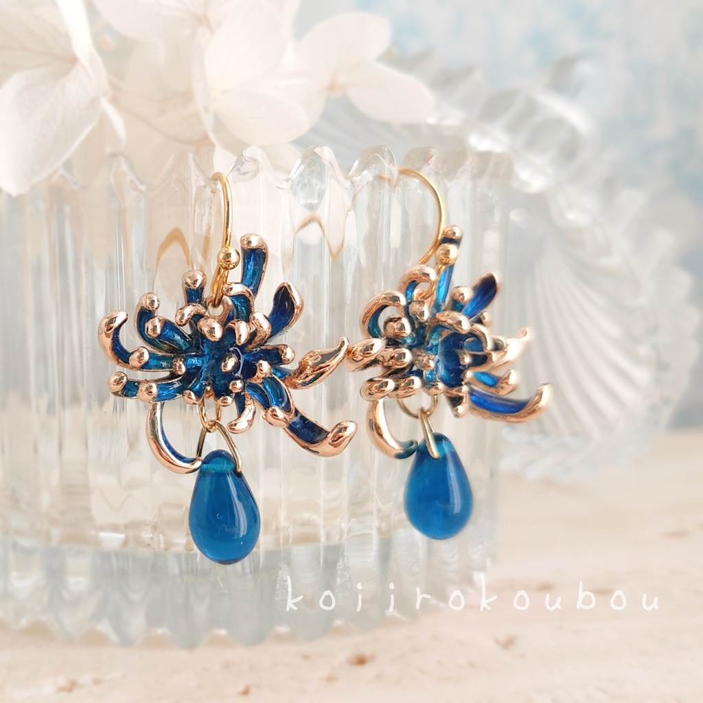 青い彼岸花のピアス