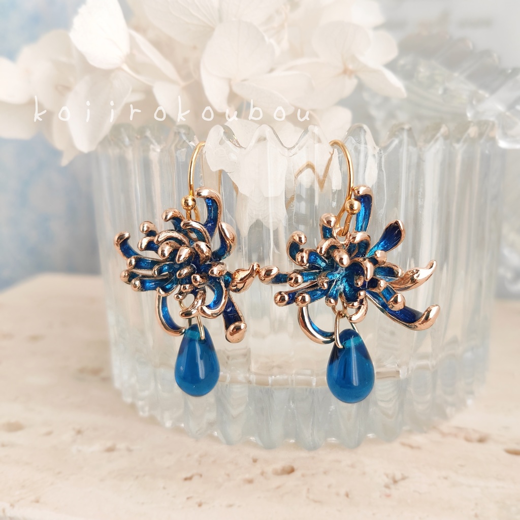 青い彼岸花のピアス