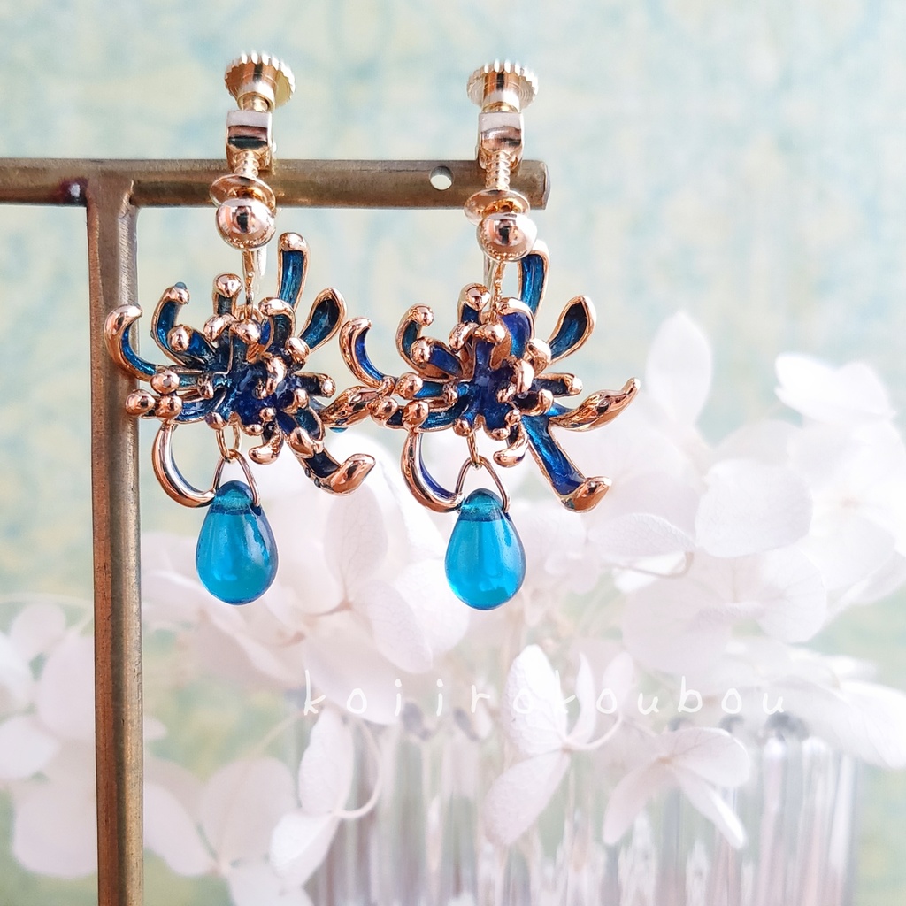 青い彼岸花のピアス