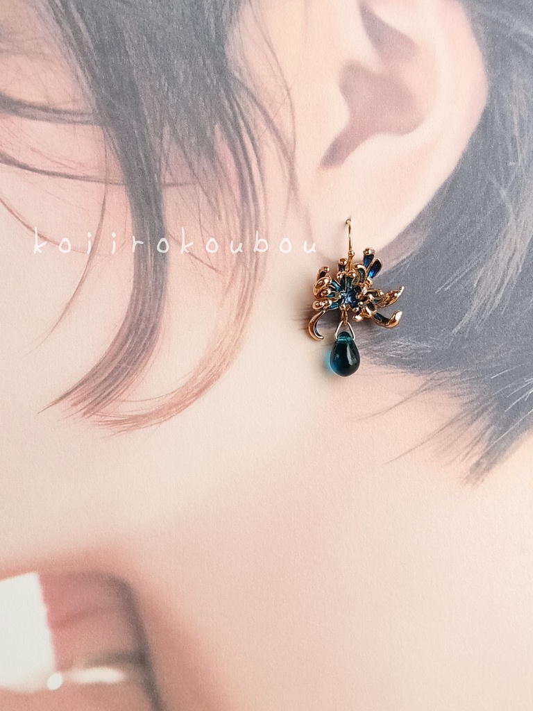 青い彼岸花のピアス