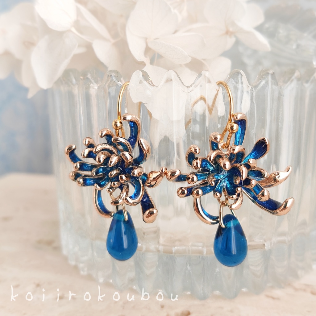 青い彼岸花のピアス