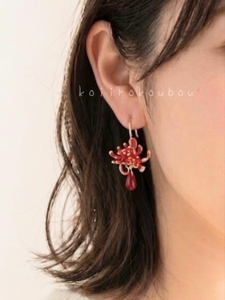 紅い彼岸花のピアス