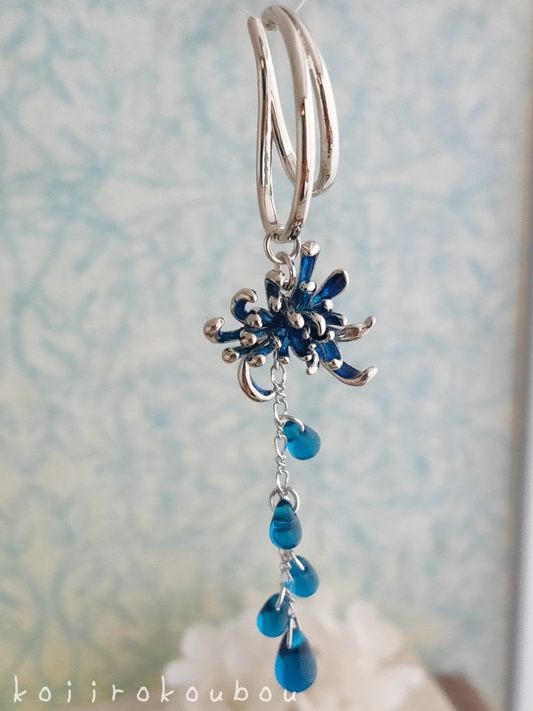 青い彼岸花のイヤーカフⅢ シルバー