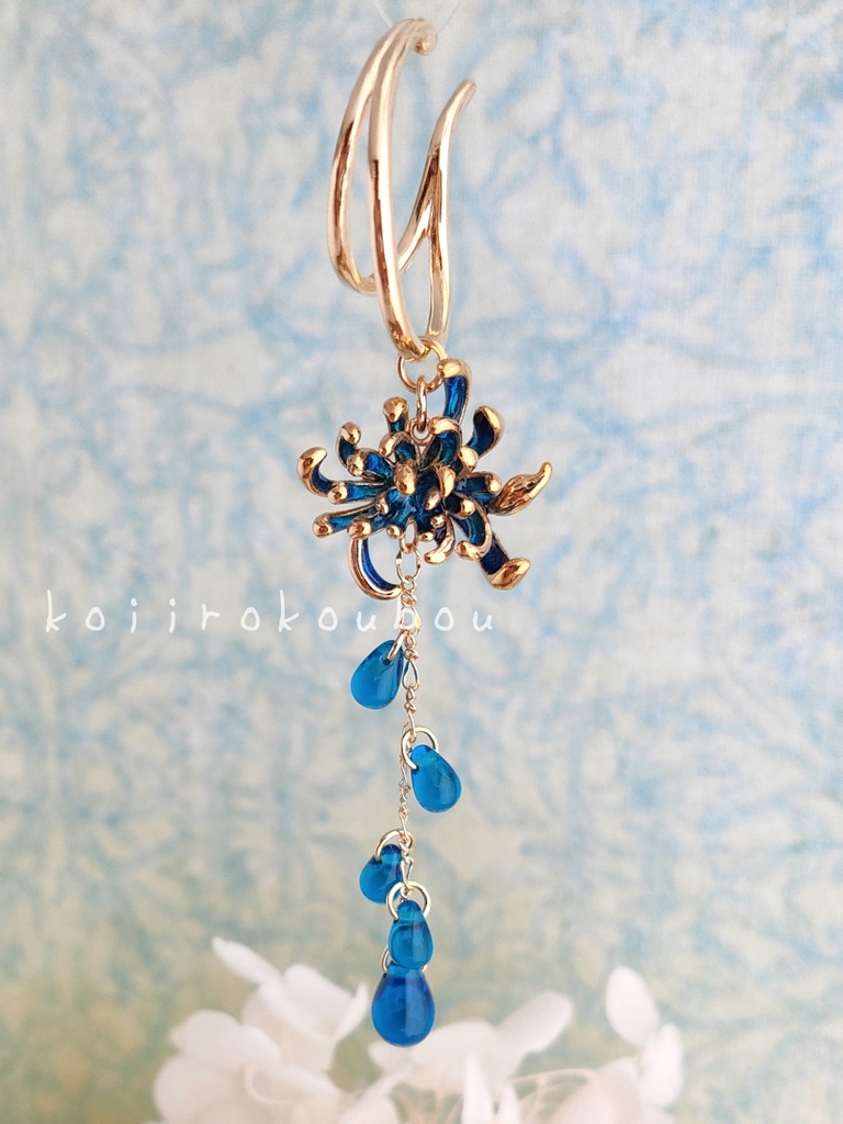 青い彼岸花のイヤーカフⅢ