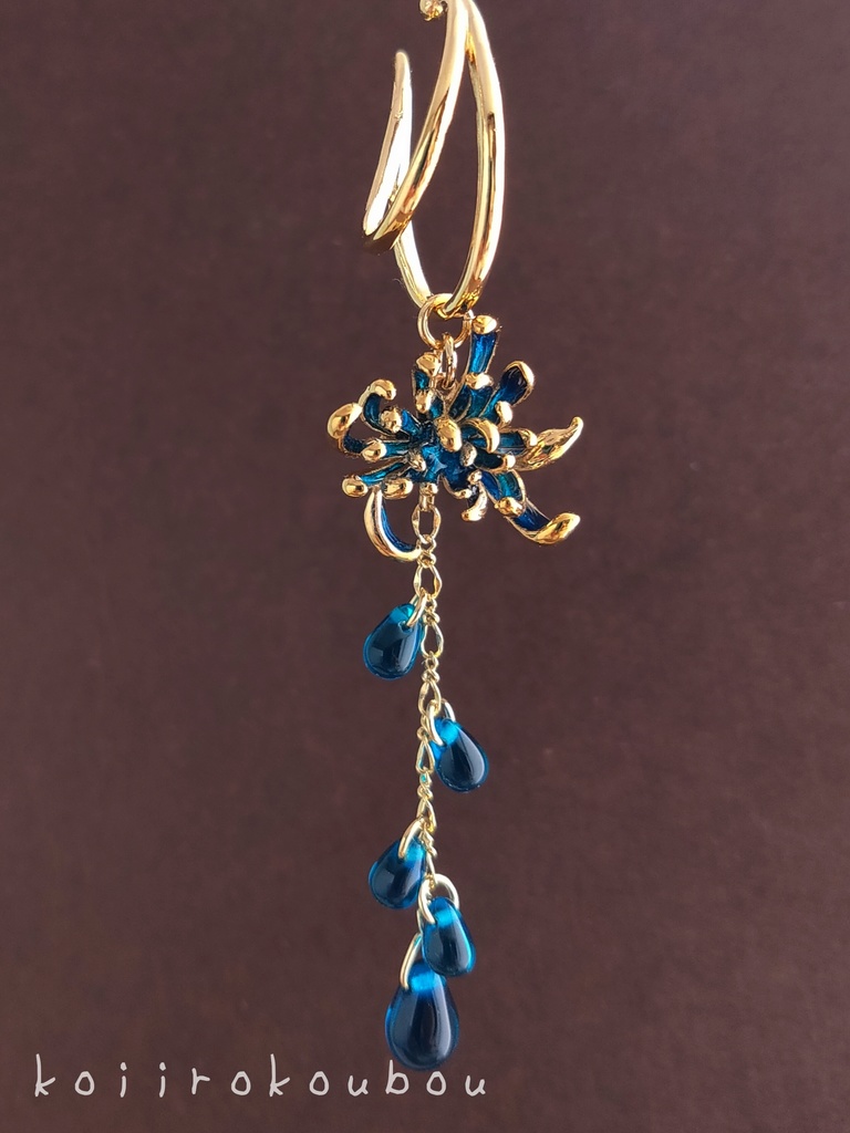 青い彼岸花のイヤーカフⅢ