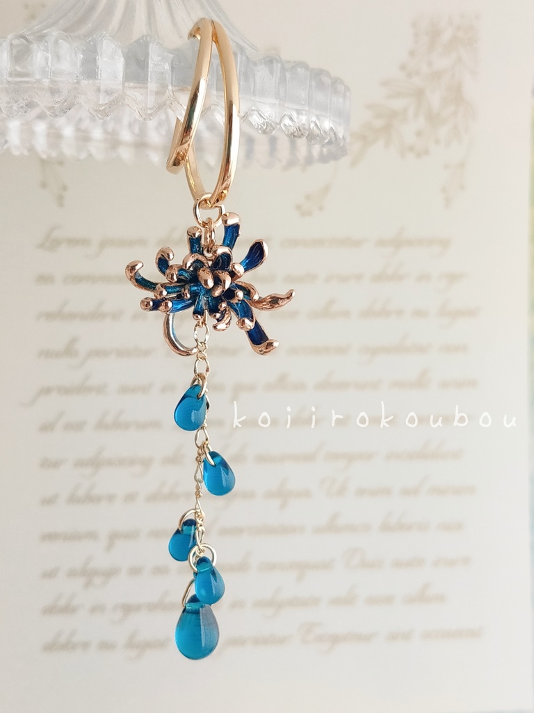 青い彼岸花のイヤーカフⅢ