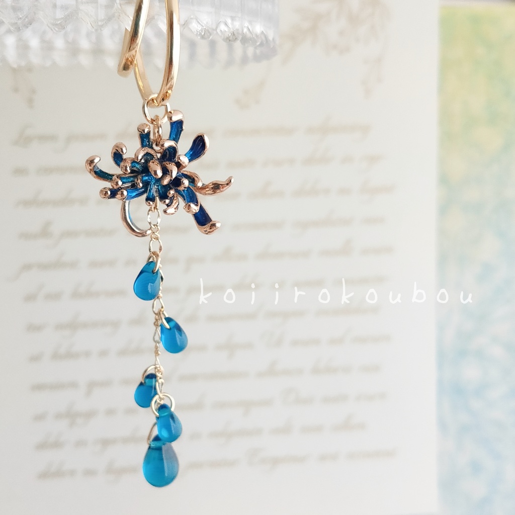 青い彼岸花のイヤーカフⅢ