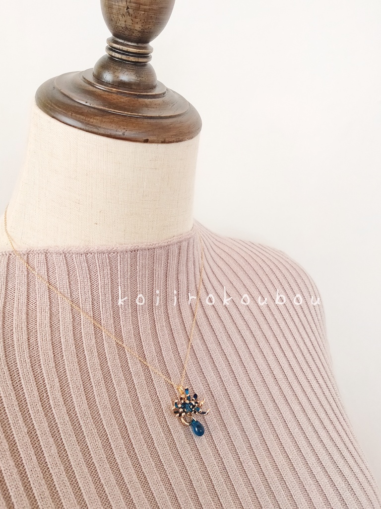 青い彼岸花のペンダント