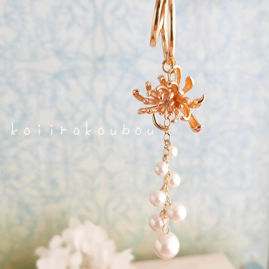 彼岸花イヤーカフ ゴールド&シルキーパール