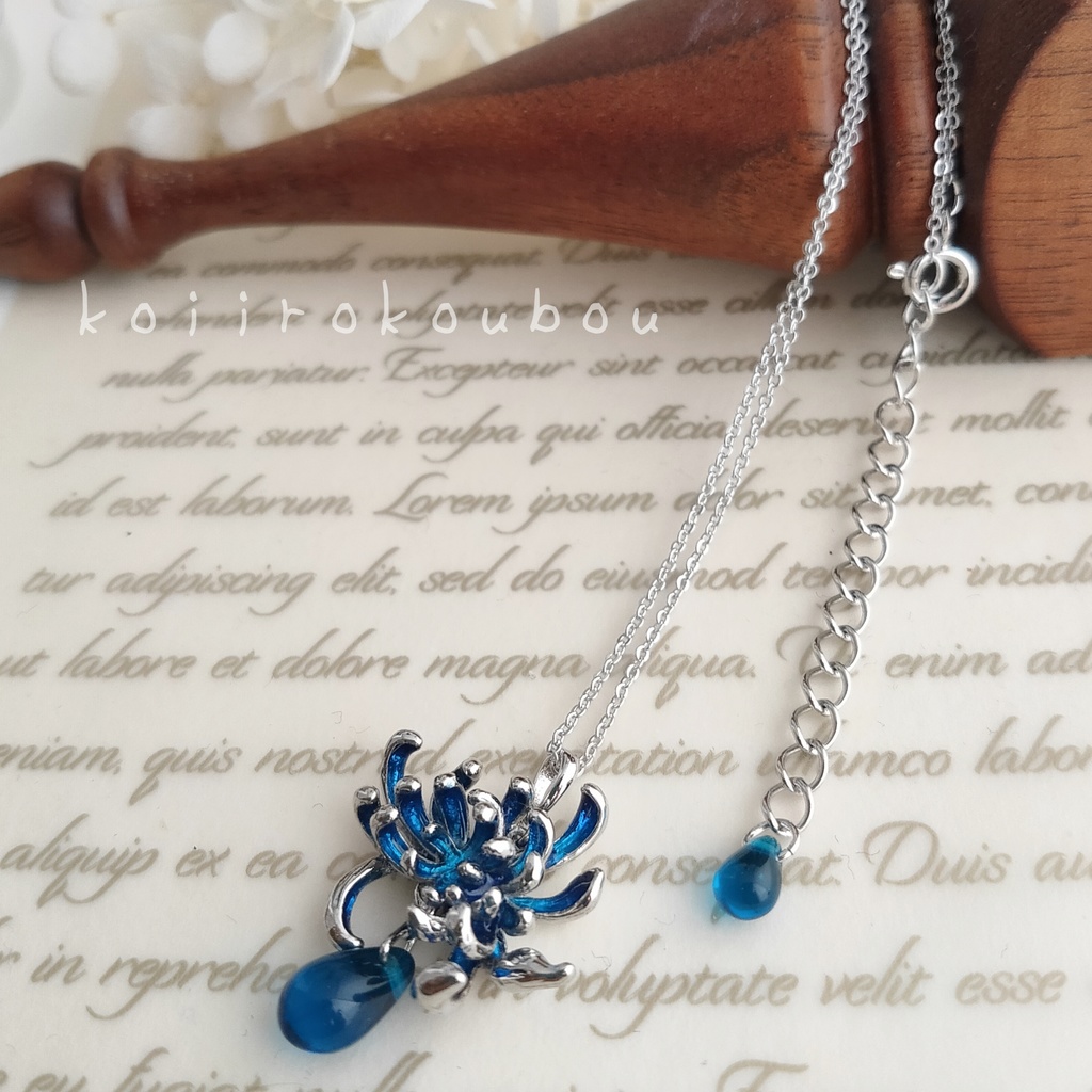青い彼岸花のペンダント シルバー