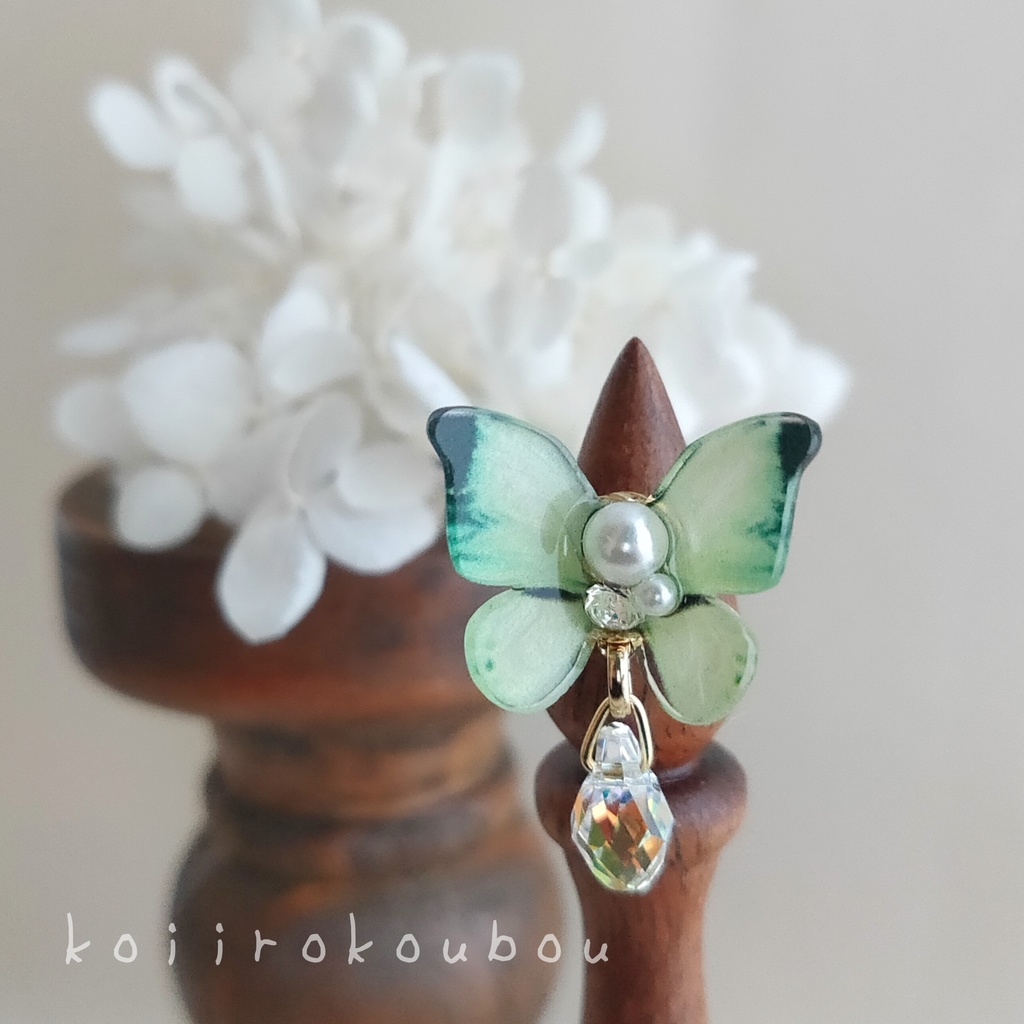 萌黄色 蝶のイヤーカフ