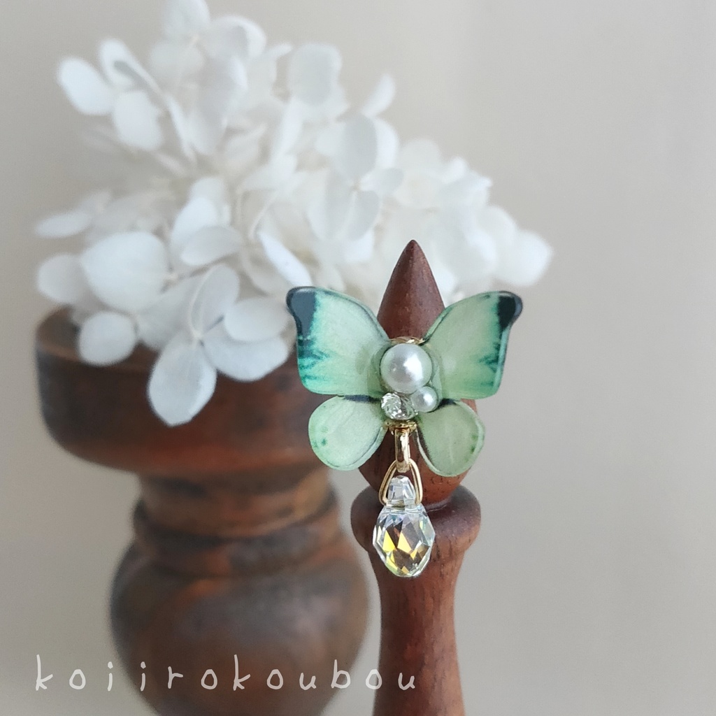 萌黄色 蝶のイヤーカフ