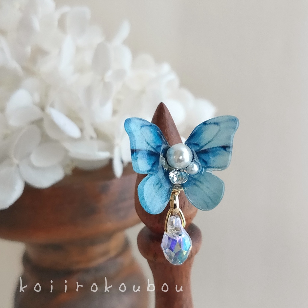 浅縹色 蝶のイヤーカフ