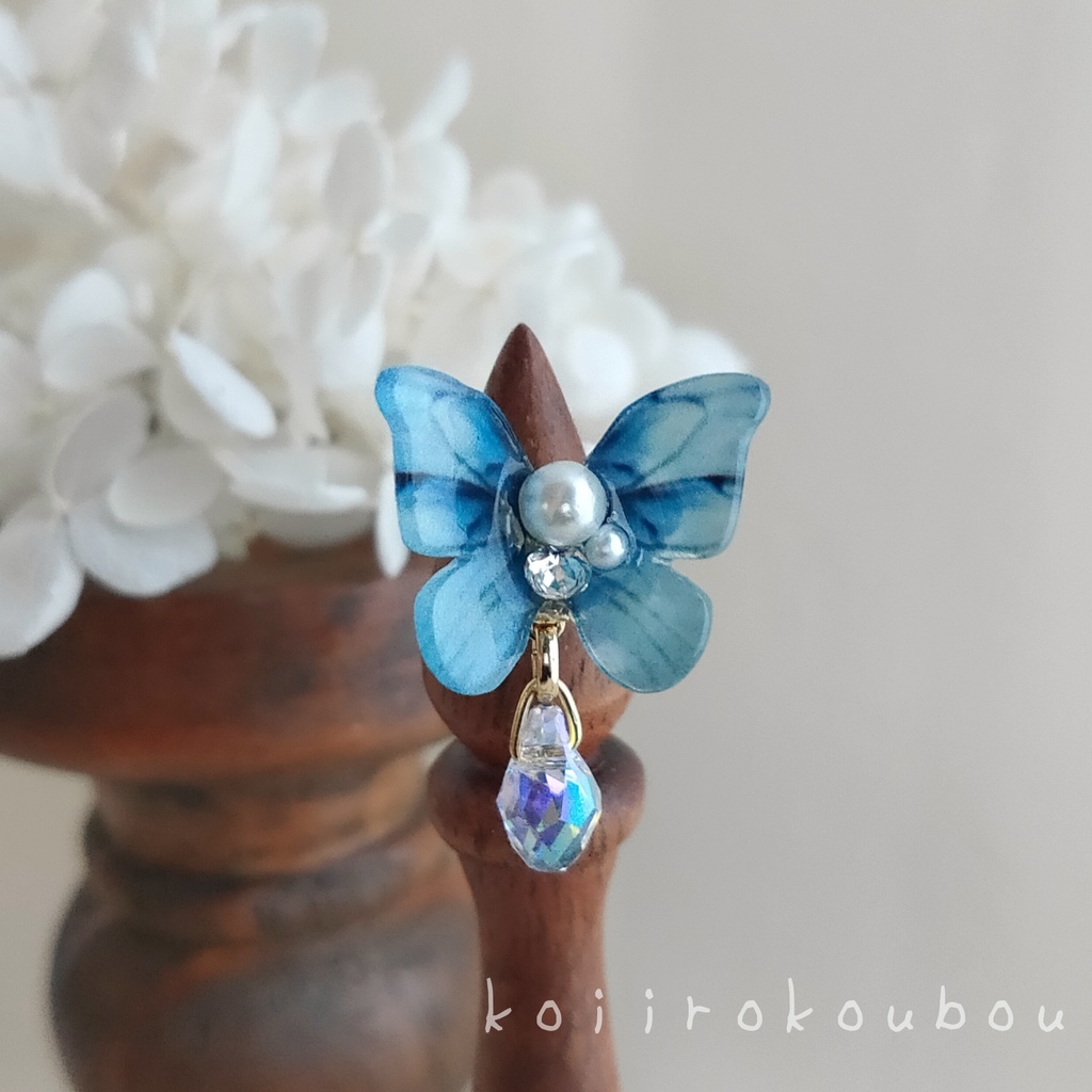 浅縹色 蝶のイヤーカフ