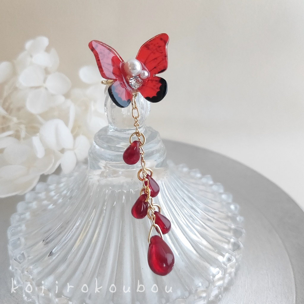 紅緋 蝶のイヤーカフ