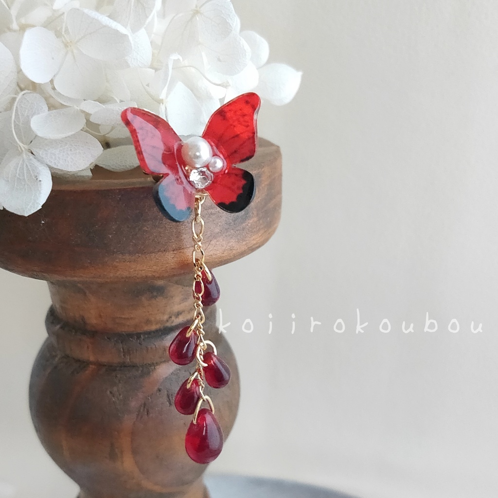 紅緋 蝶のイヤーカフ