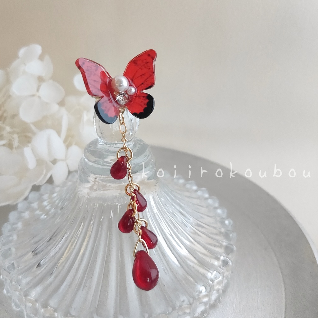紅緋 蝶のイヤーカフ