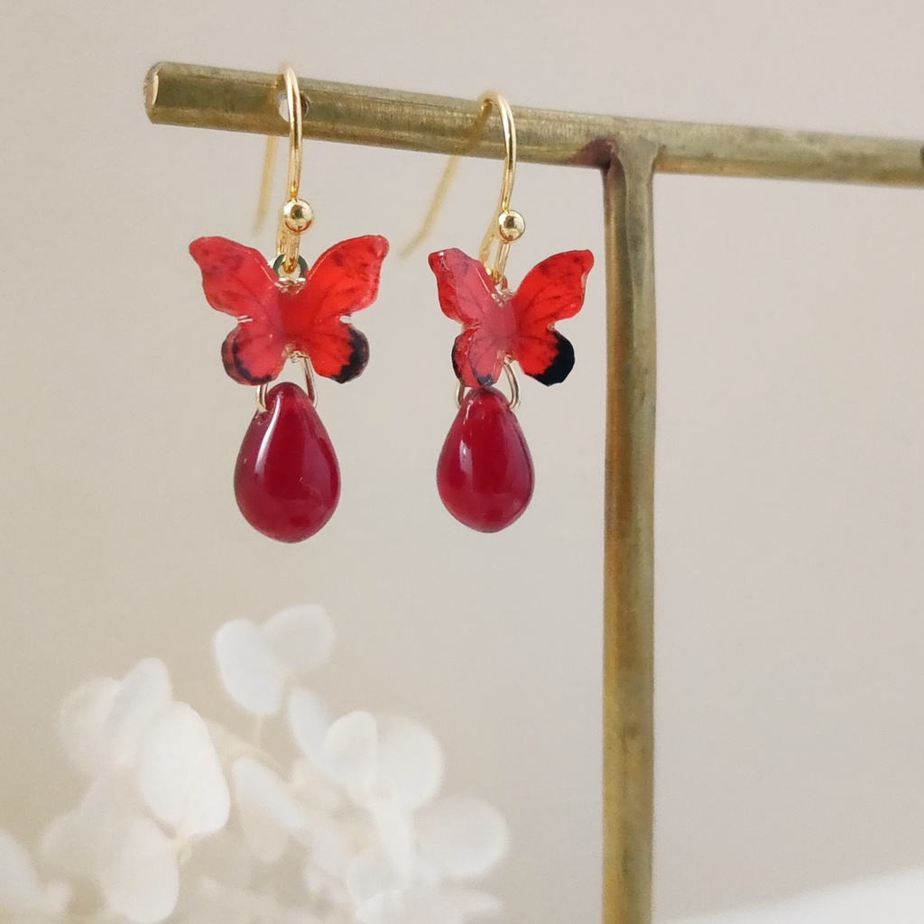 紅緋 蝶のドロップピアス