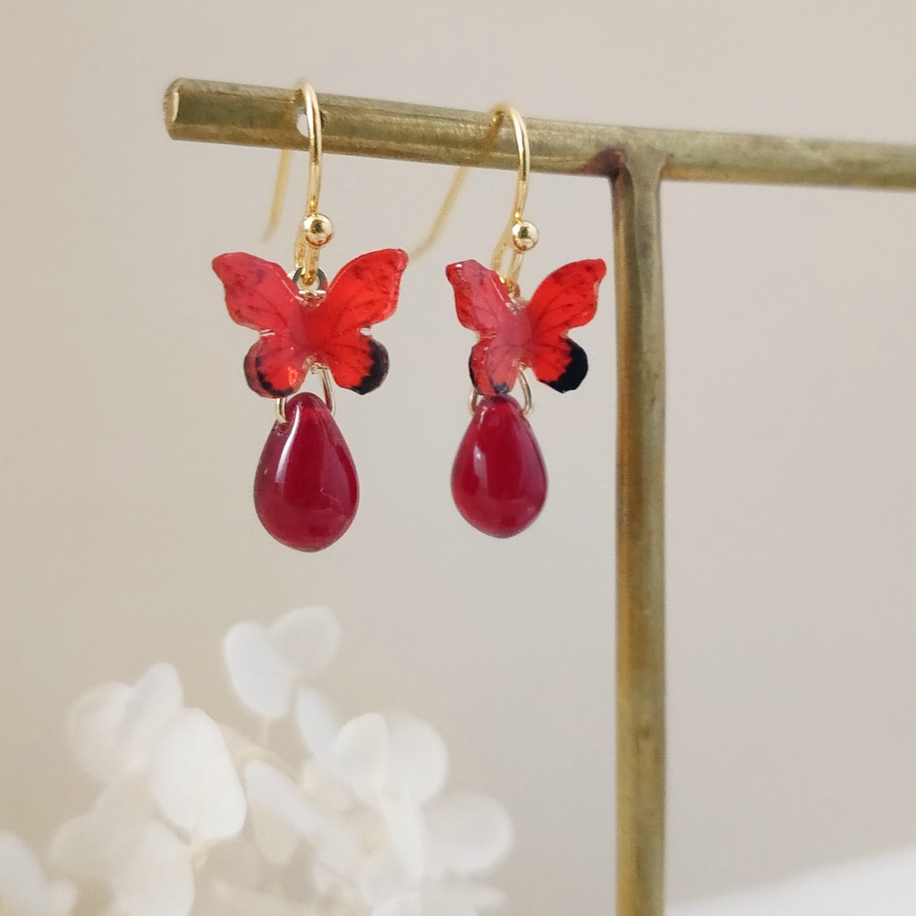 紅緋 蝶のドロップピアス