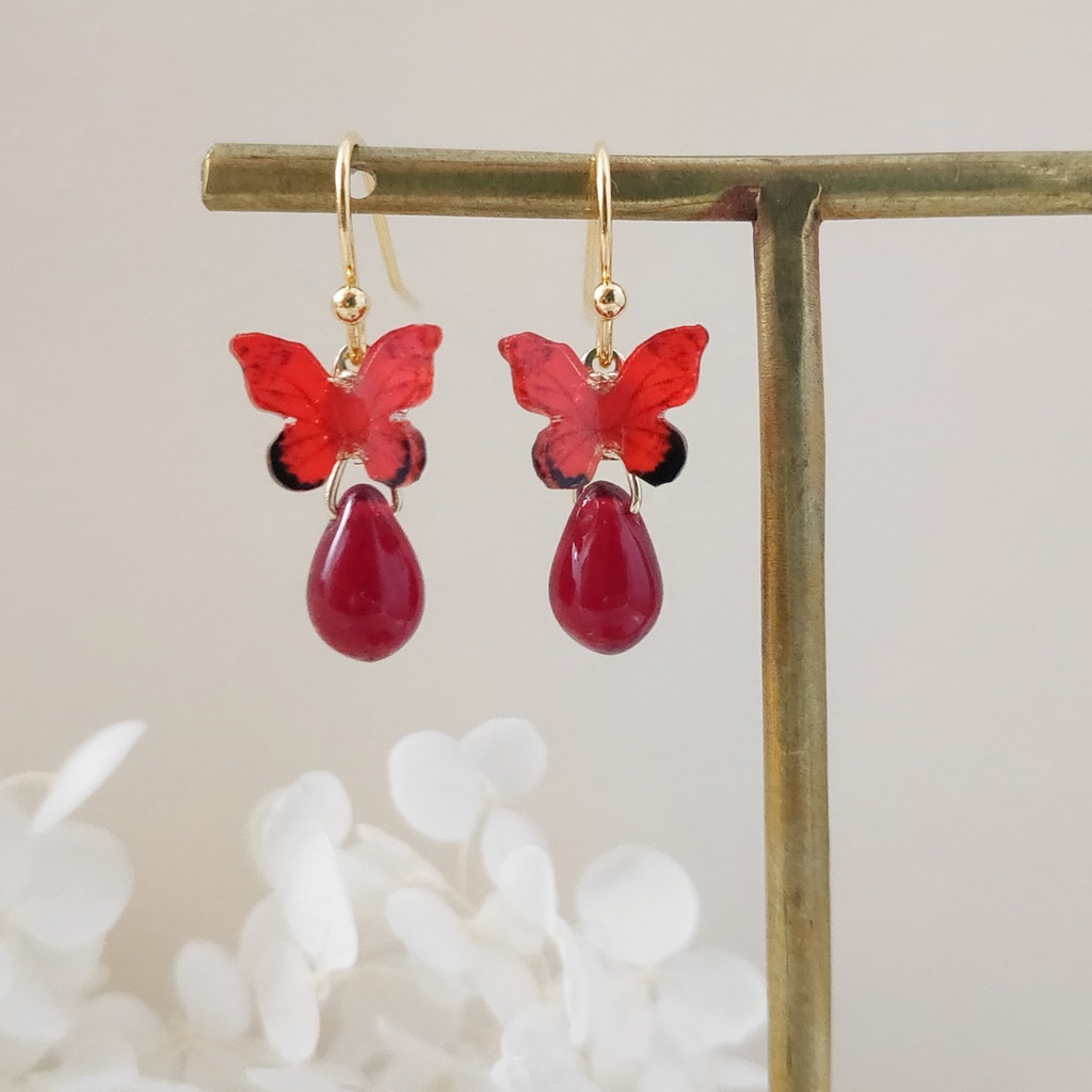 紅緋 蝶のドロップピアス