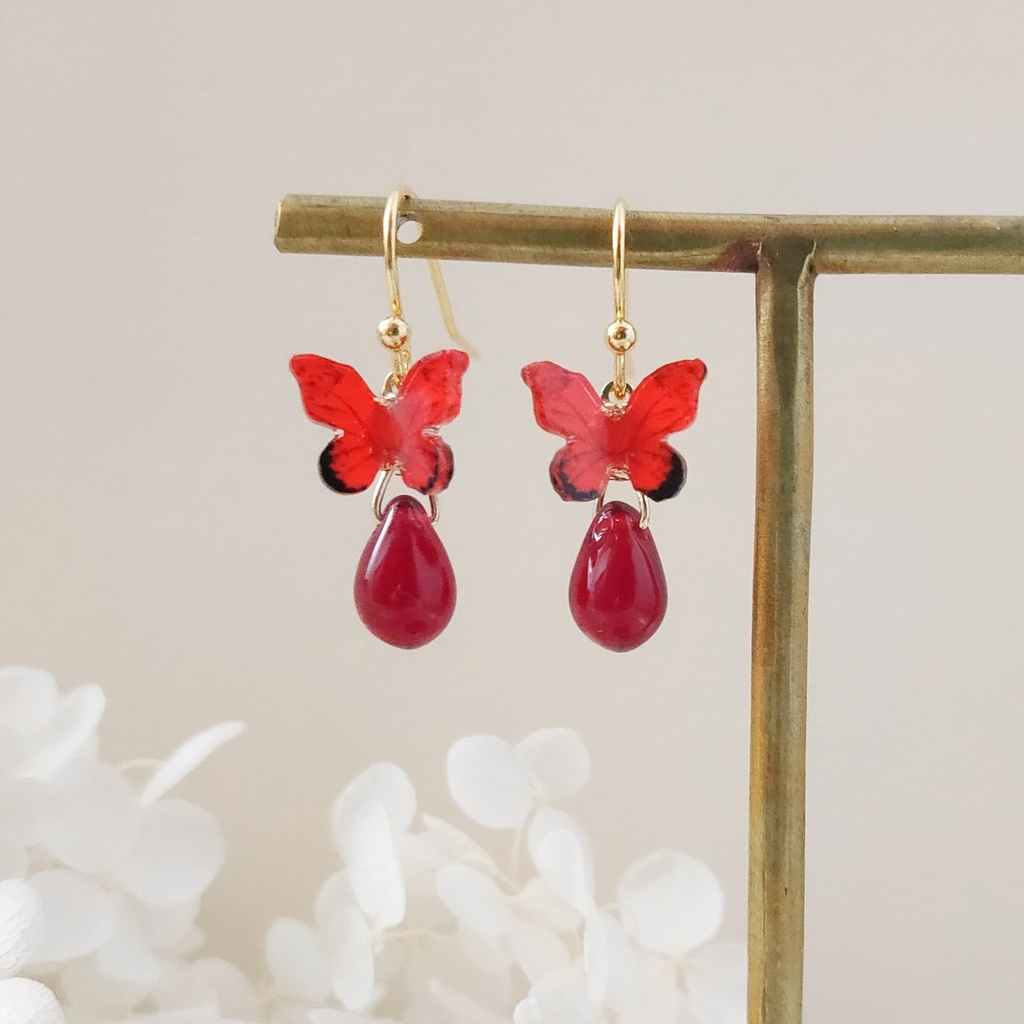 紅緋 蝶のドロップピアス