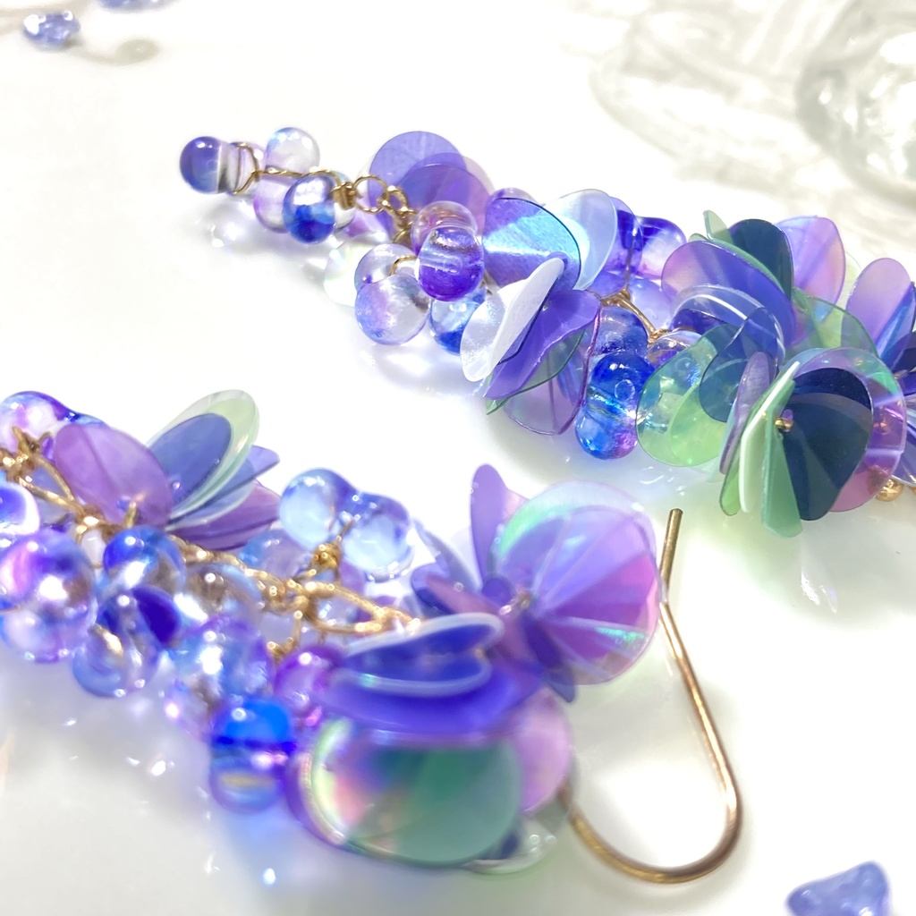 雨上がりの紫陽花 ファルファーレとスパンコール ピアス / イヤリング