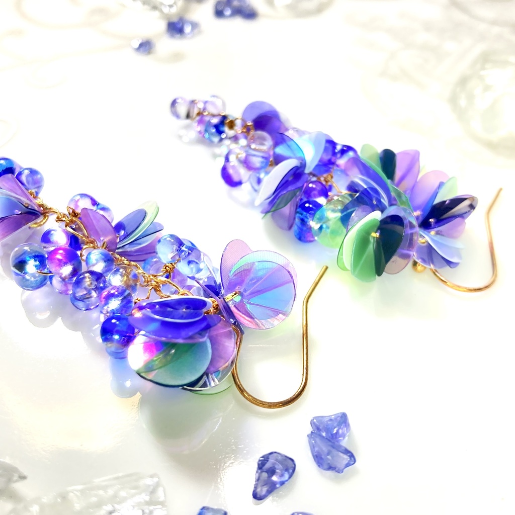 雨上がりの紫陽花 ファルファーレとスパンコール ピアス / イヤリング
