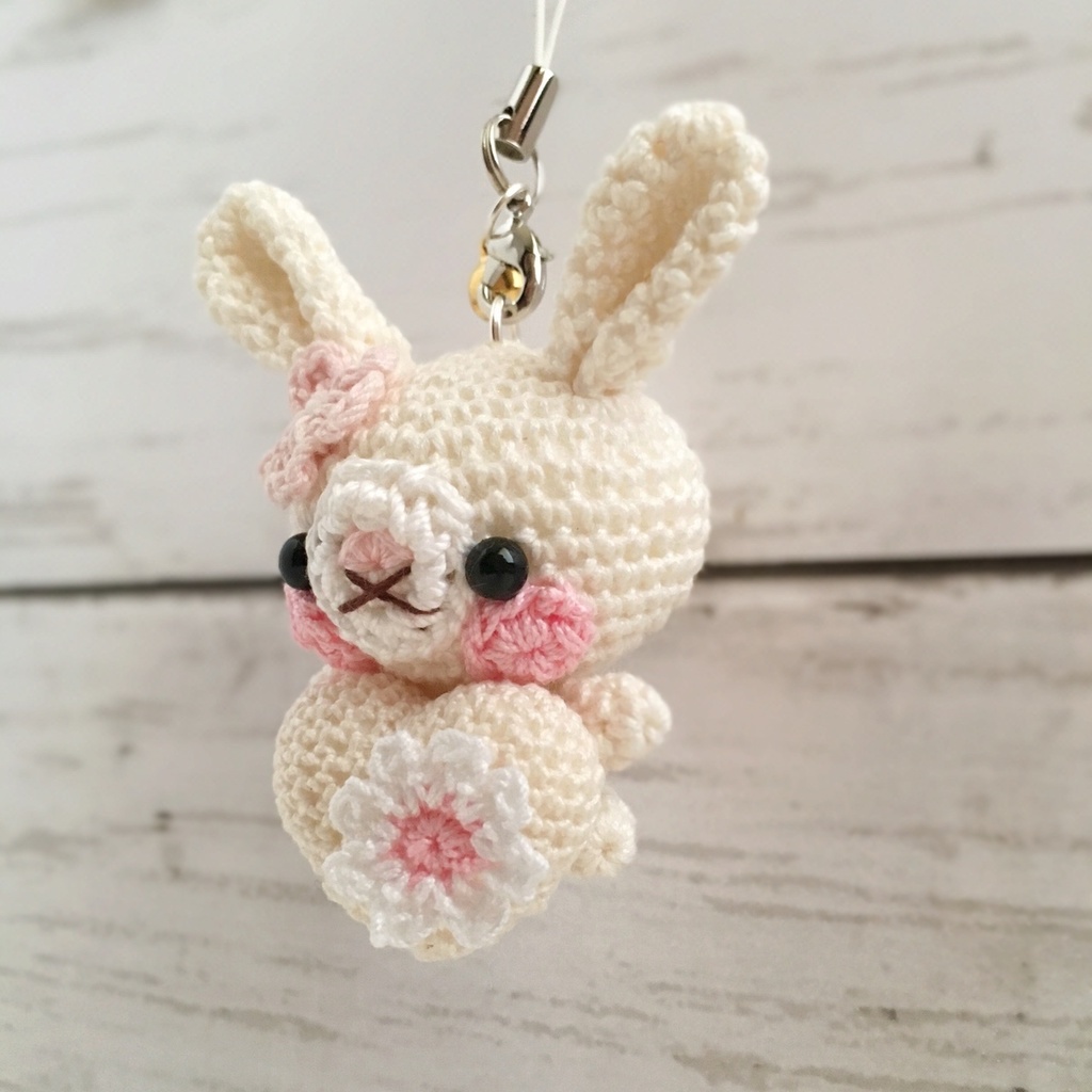 【受注生産】ホワイトウエディング女の子うさぎさん*鈴付きイヤホンジャックストラップ