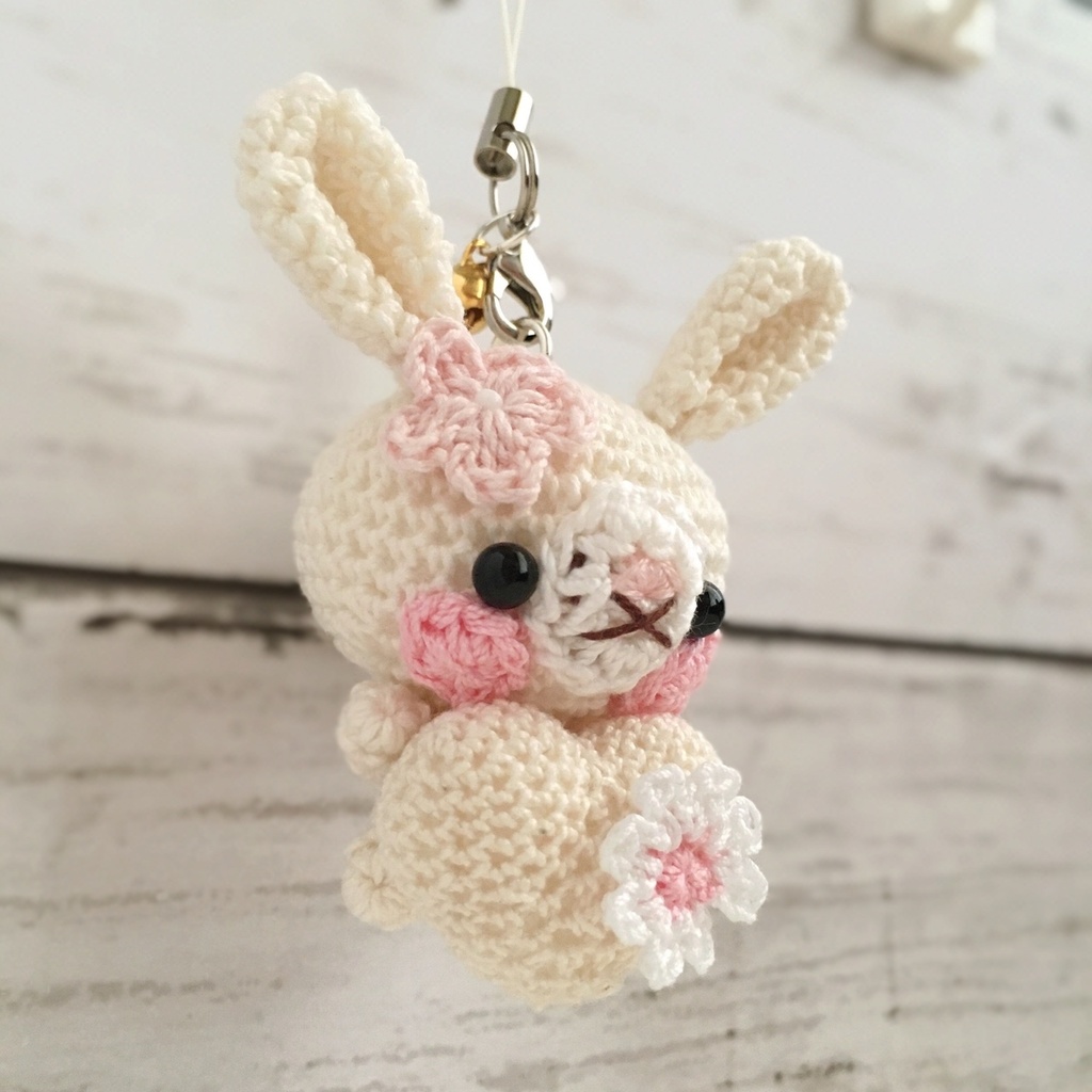 【受注生産】ホワイトウエディング女の子うさぎさん*鈴付きイヤホンジャックストラップ