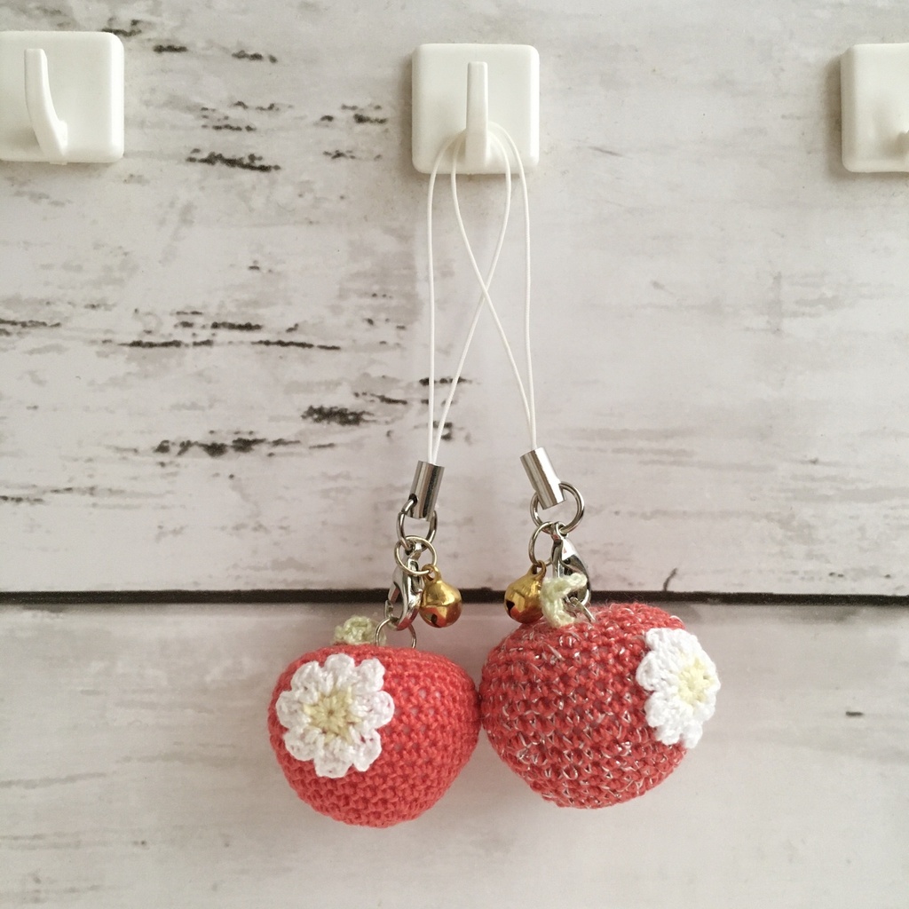 ラメ入り・ラメなし/赤りんご あみぐるみ鈴付きストラップ