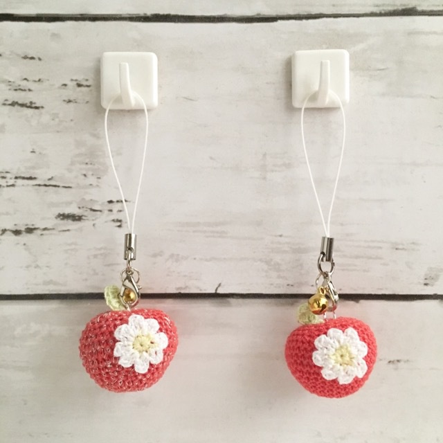 ラメ入り・ラメなし/赤りんご あみぐるみ鈴付きストラップ