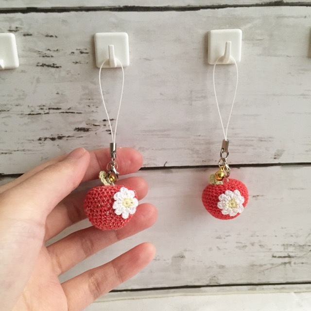 ラメ入り・ラメなし/赤りんご あみぐるみ鈴付きストラップ