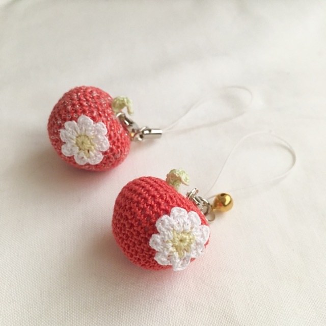 ラメ入り・ラメなし/赤りんご あみぐるみ鈴付きストラップ