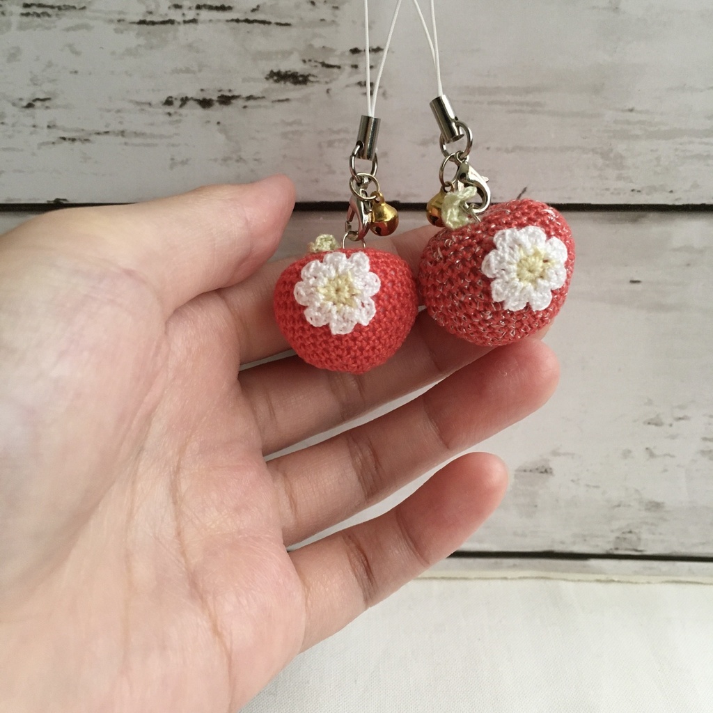 ラメ入り・ラメなし/赤りんご あみぐるみ鈴付きストラップ