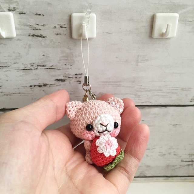 【受注生産】赤色イチゴ・淡ピンク色ネコさん*鈴付きイヤホンジャックストラップ