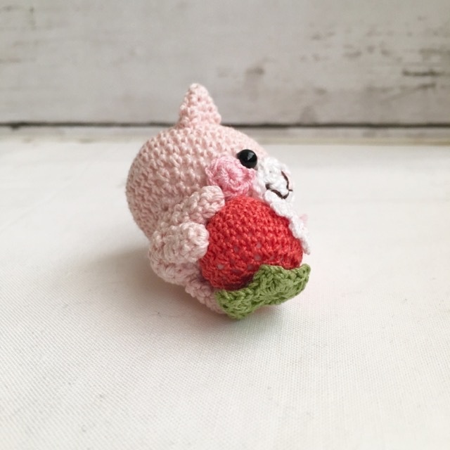 【受注生産】赤色イチゴ・淡ピンク色ネコさん*鈴付きイヤホンジャックストラップ