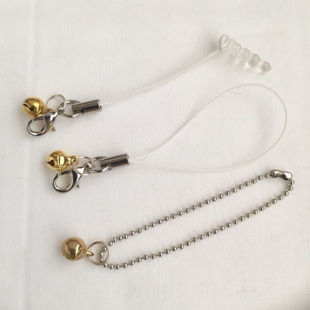 【受注生産】赤色イチゴ・淡ピンク色ネコさん*鈴付きイヤホンジャックストラップ