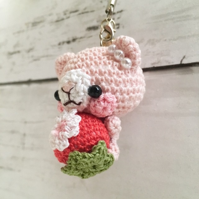 【受注生産】赤色イチゴ・淡ピンク色ネコさん*鈴付きイヤホンジャックストラップ