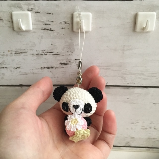 【受注生産】ピンク色イチゴ・白黒パンダさん*鈴付きイヤホンジャックストラップ