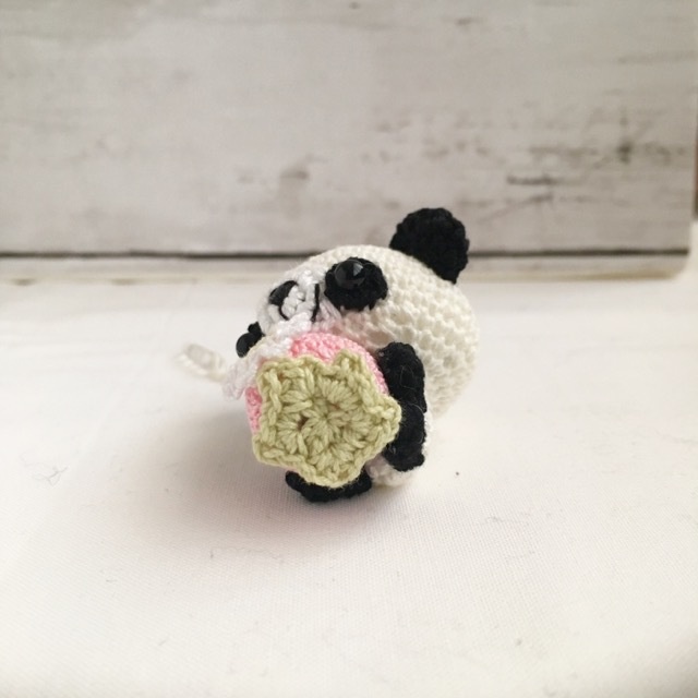 【受注生産】ピンク色イチゴ・白黒パンダさん*鈴付きイヤホンジャックストラップ