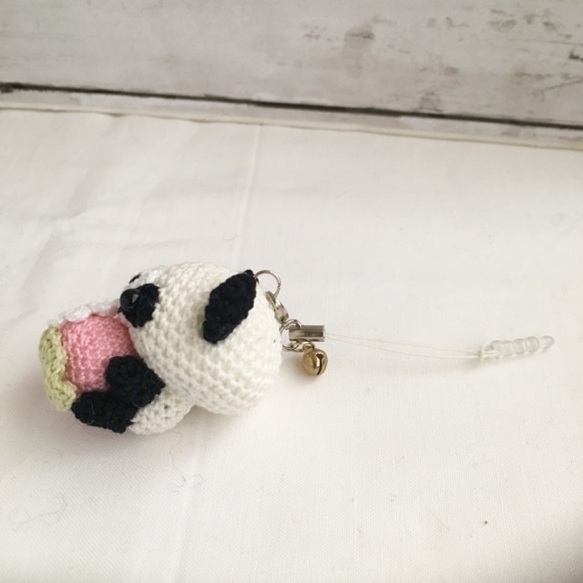 【受注生産】ピンク色イチゴ・白黒パンダさん*鈴付きイヤホンジャックストラップ